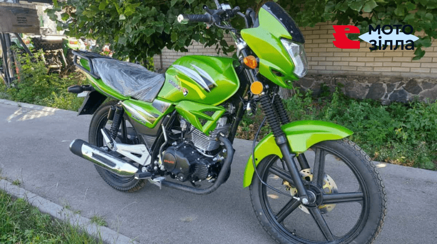 Мотоцикл Спарк зеленого цвета на улице