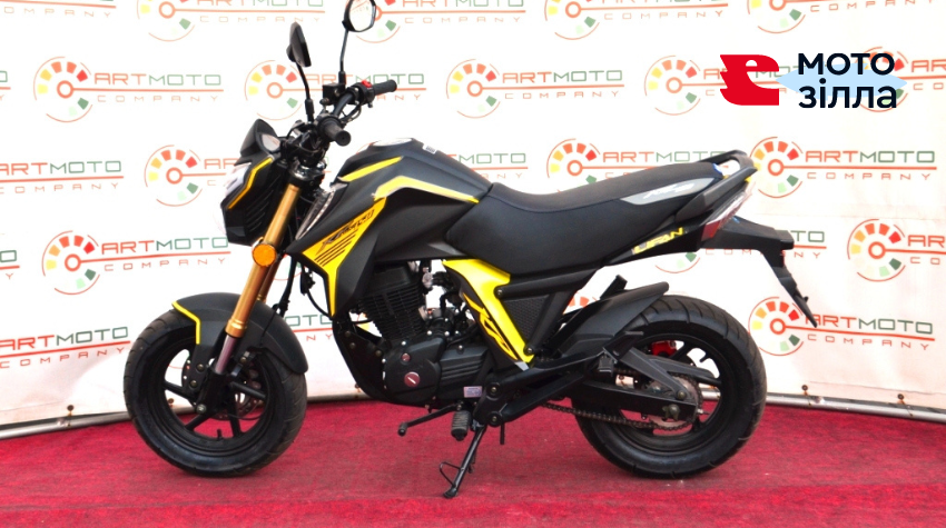 Мотоцикл Лифан черно-желтого цвета на выставке